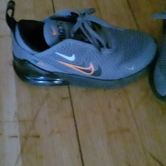 😍😍Nike 270 little kids size 11😍😍 - Picture 3 of 8